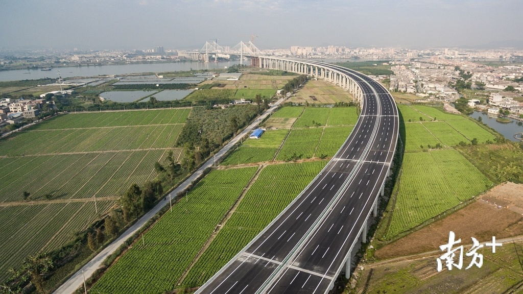 潮惠高速的建成运营,打通了潮阳榕江片区农产品对外运输的快速通道,为当地农业产业及旅游发展提供了坚实支撑。受访者供图 潮惠高速的建成运营,打通了潮阳榕江片区农产品对外运输的快速通道,为当地农业产业及旅游发展提供了坚实支撑。受访者供图