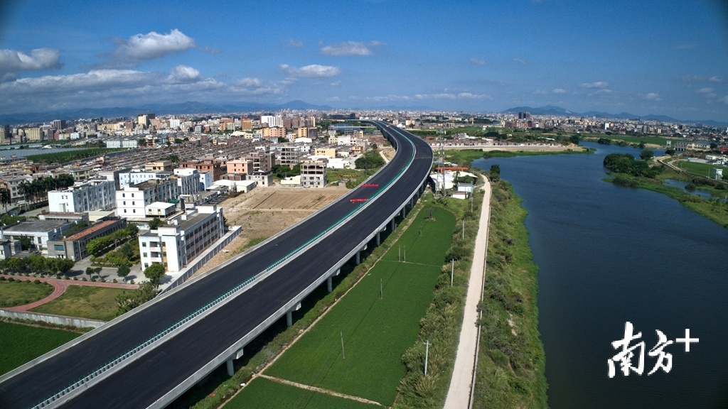 汕湛高速汕头段萧渡特大桥桥面中面层已铺设。受访者供图。 汕湛高速汕头段萧渡特大桥桥面中面层已铺设。受访者供图。