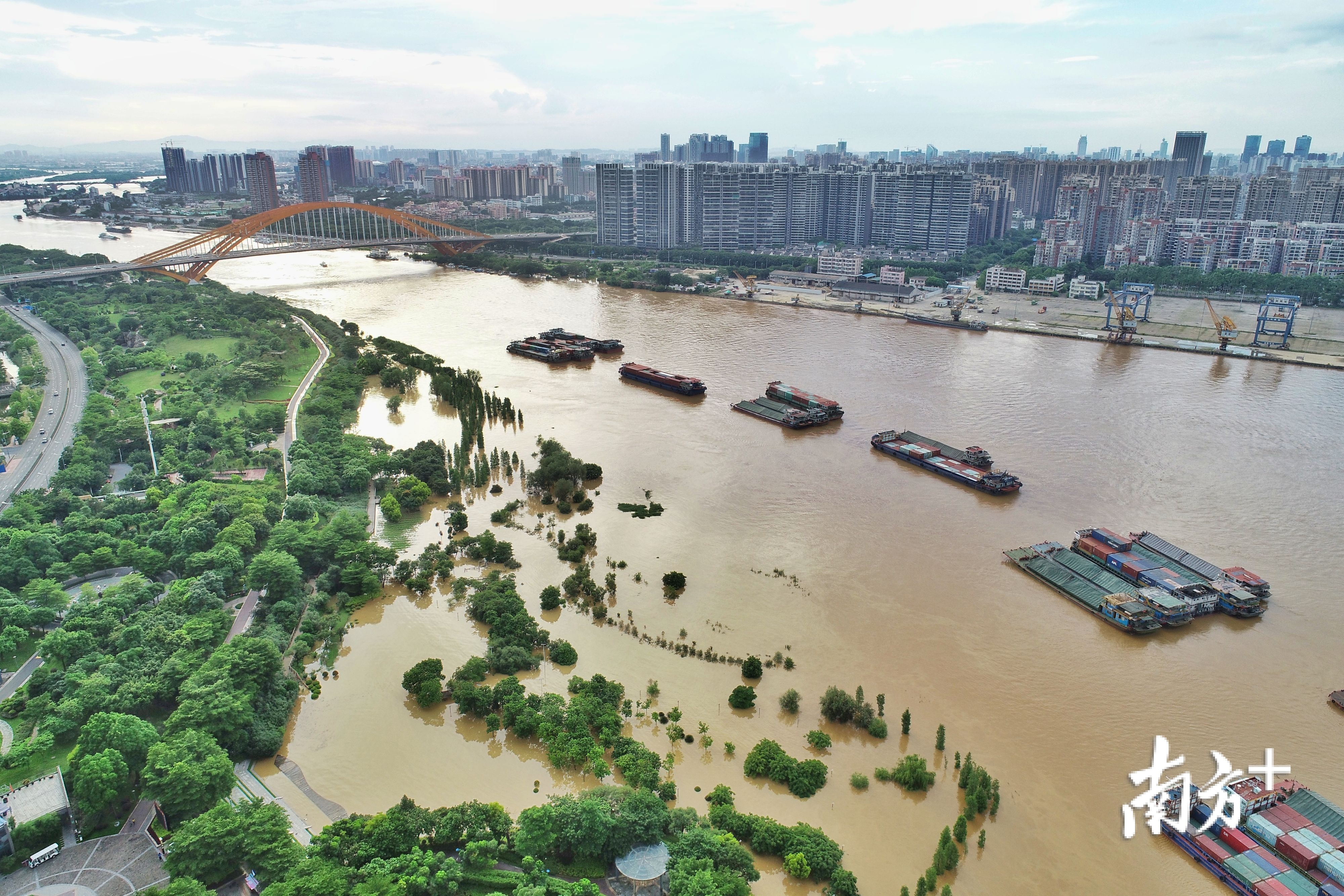 洪峰过境佛山，东平河两岸滨河景观带公园因水位上涨被淹。