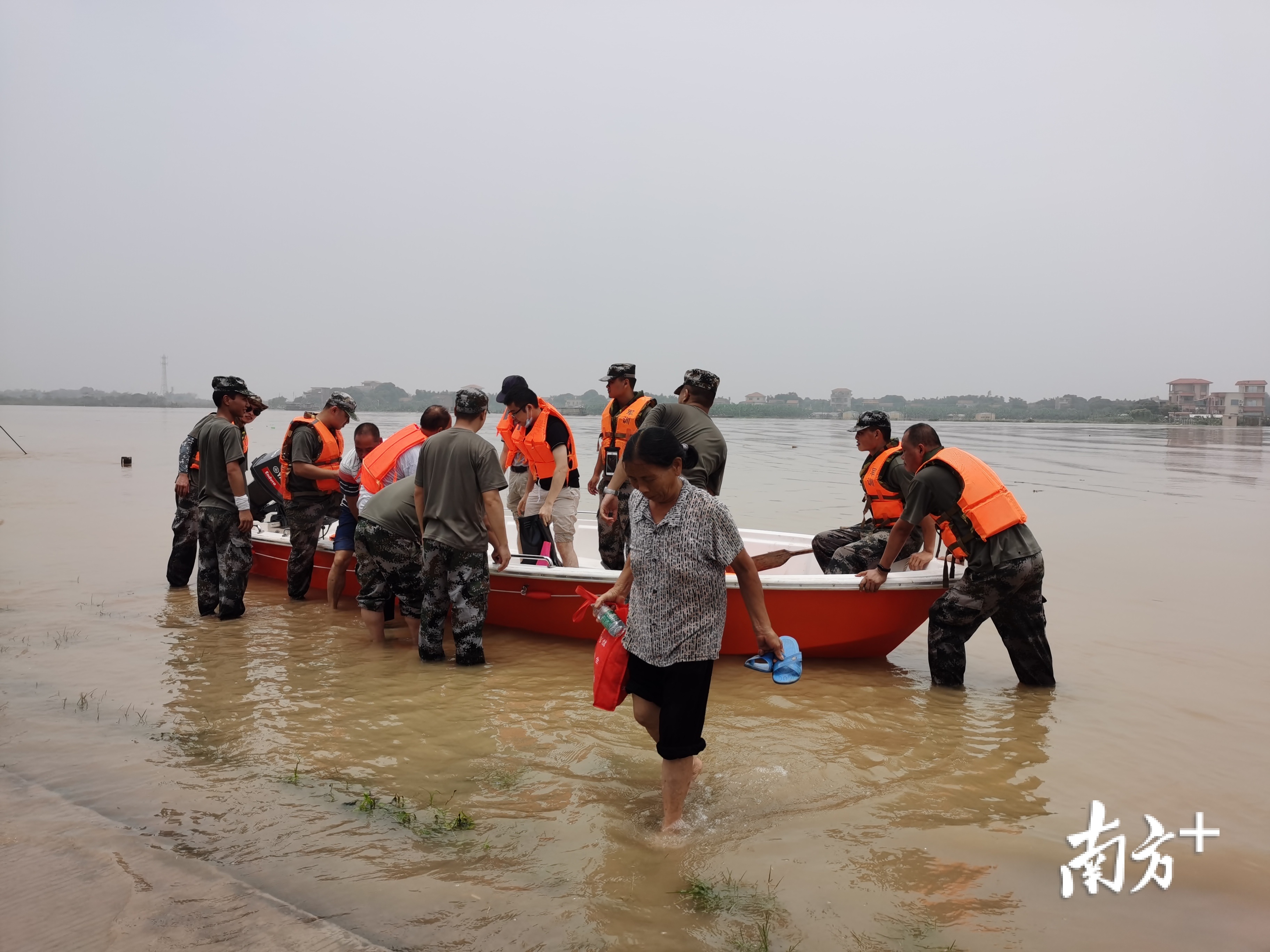民兵队员们正在使用冲锋舟转移群众。 民兵队员们正在使用冲锋舟转移群众。