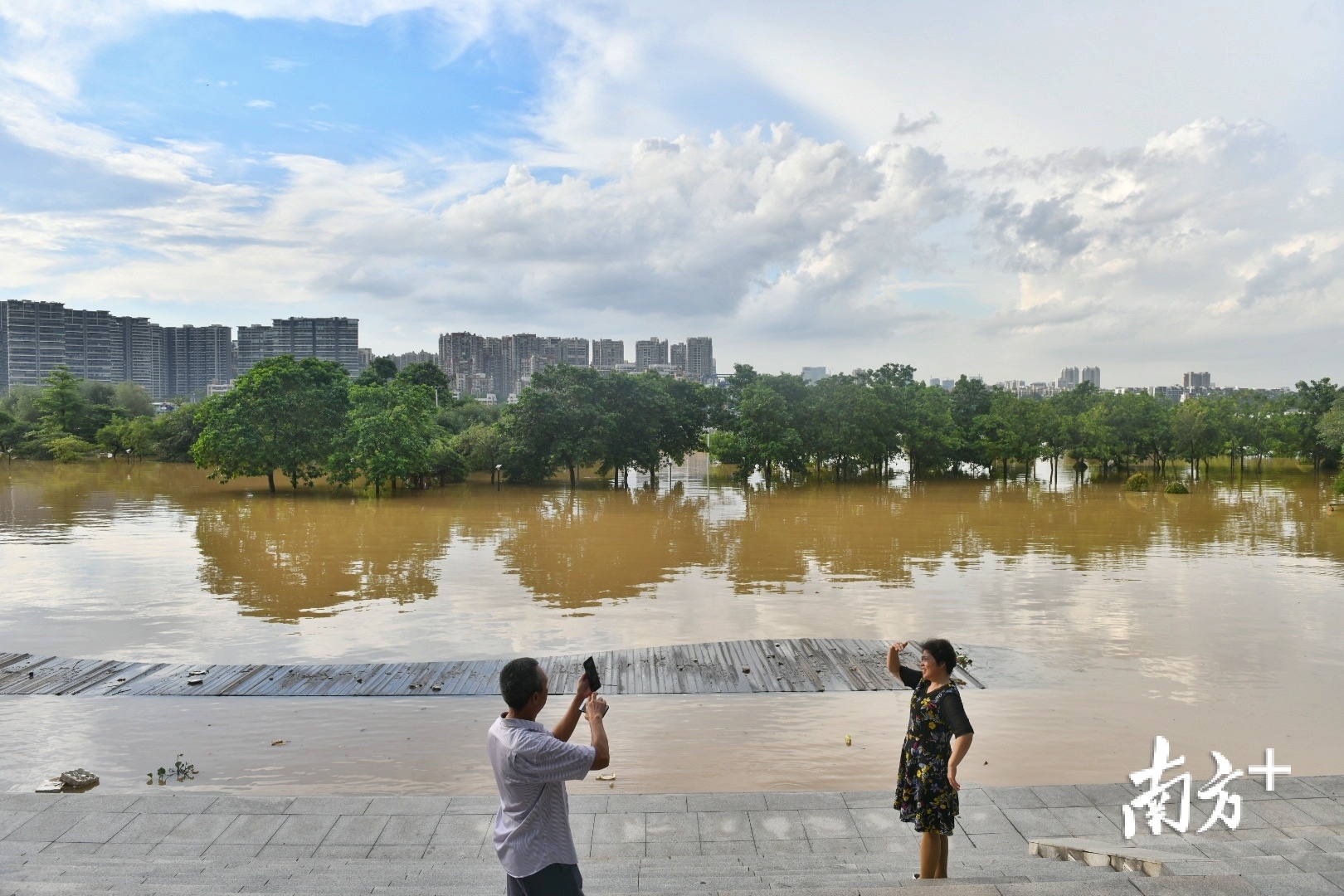 洪峰过境佛山，东平河两岸滨河景观带公园因水位上涨被淹。