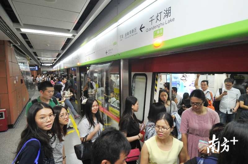 广佛地铁行车间隔有望缩短至2分30秒。戴嘉信 摄