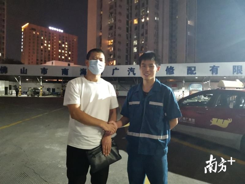 林其斌与失主合影。通讯员供图