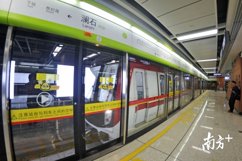 今年底新列车到位后,广佛地铁高峰时段发车间隔缩短到2分30秒。南方日报记者 戴嘉信 摄 今年底新列车到位后,广佛地铁高峰时段发车间隔缩短到2分30秒。南方日报记者 戴嘉信 摄