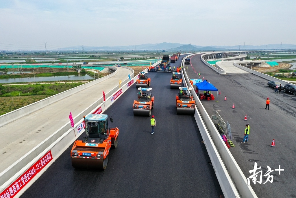 潮汕环线高速路面工程沥青上面层试验段成功铺筑。受访者供图 潮汕环线高速路面工程沥青上面层试验段成功铺筑。受访者供图