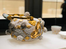 当“欧洲第一名瓷”遇上中国青花瓷，谁才是“瓷中白金”？|睇show