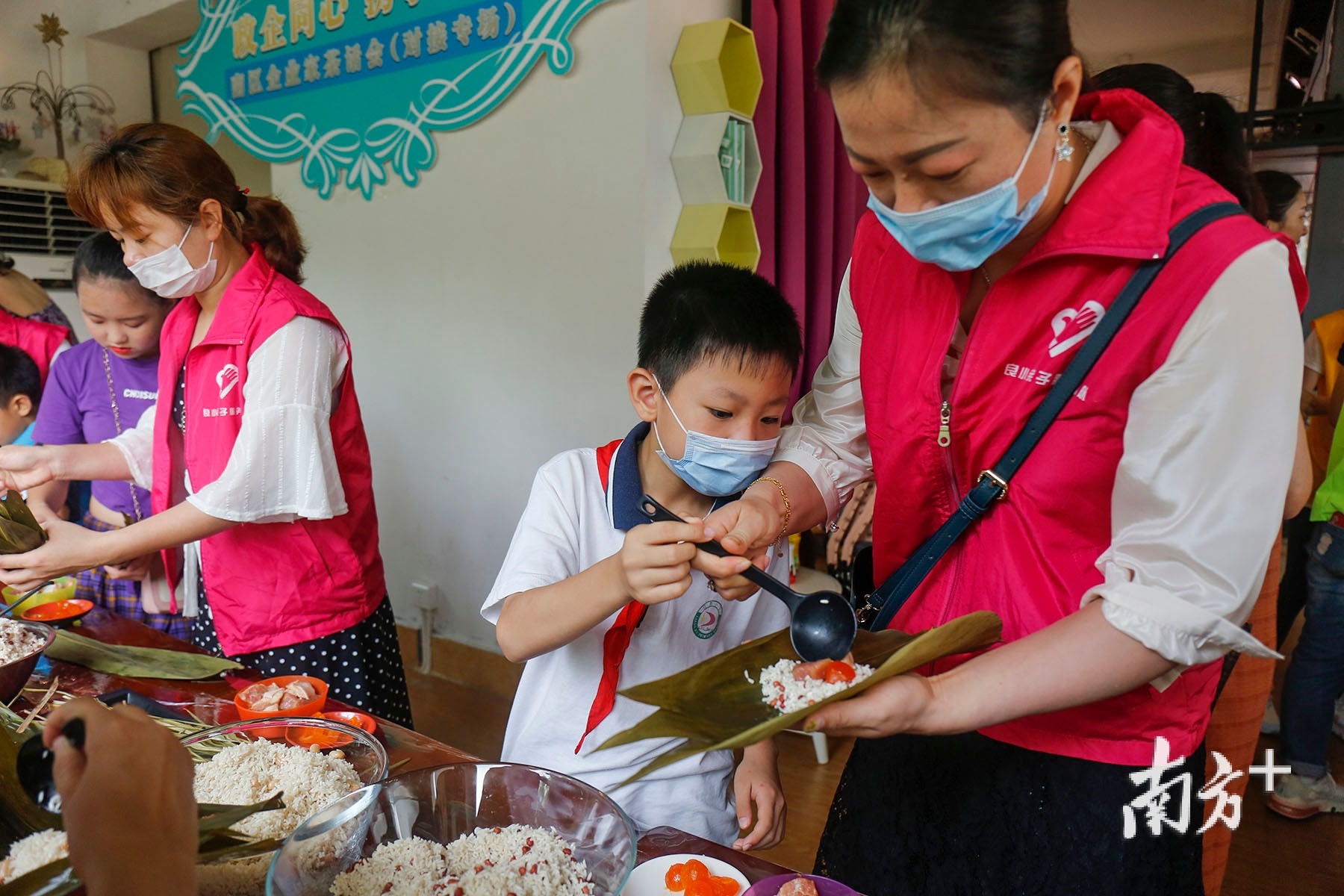 南区举办“我们的节日·端午”传统芦兜粽制作活动。