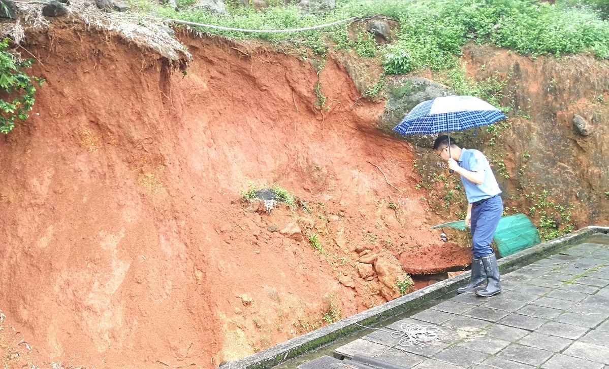 当前，务必远离滑坡、崩塌区域。