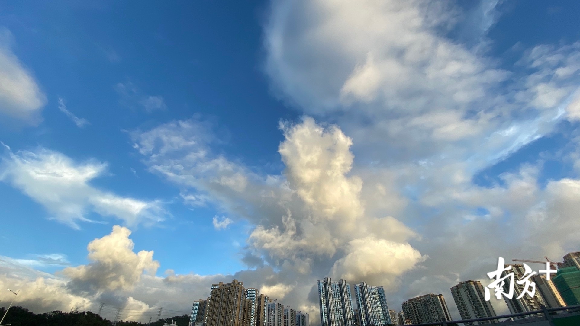 图为13日下午,台风前的晴朗 图为13日下午,台风前的晴朗