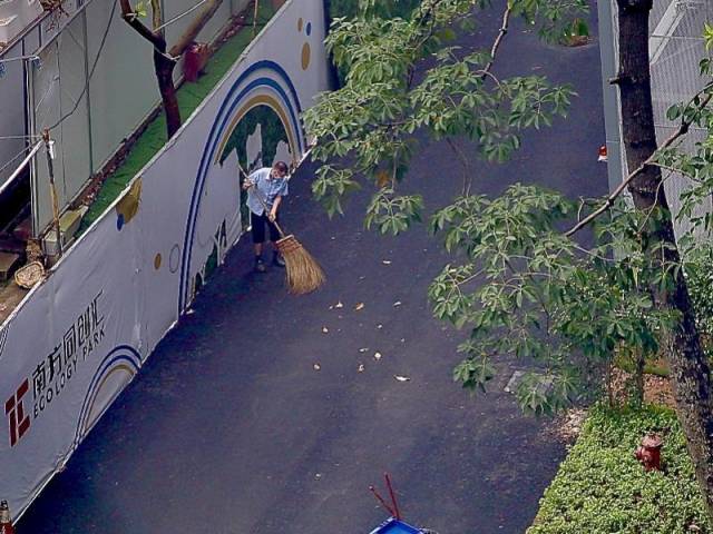台风“鹦鹉”继续向西北移动逐渐减弱，广州多区解除台风预警信号