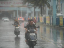 台风“鹦鹉”登陆阳江海陵岛，当地居民在风雨中穿行