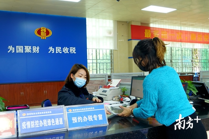 韶关税务部门设立疫情防控办税绿色通道为纳税人提供便捷办税渠道。饶佩怡 摄
