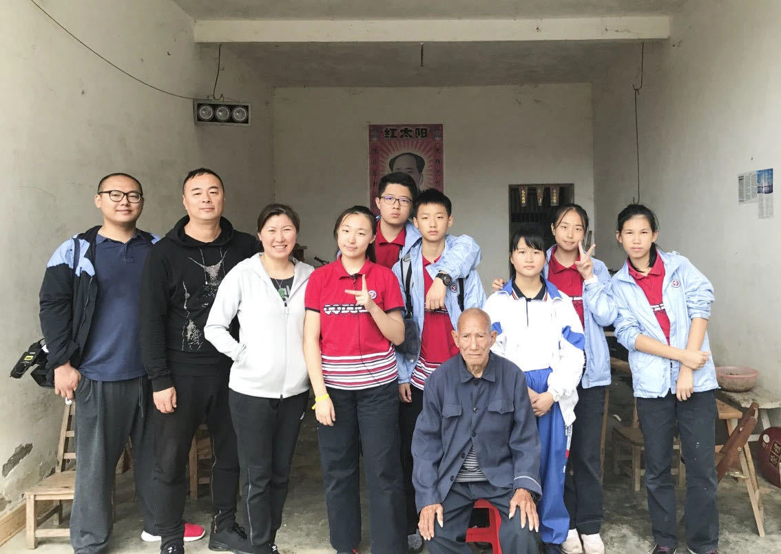 赵西玥（左四）到边远山区探望老人及贫困学生