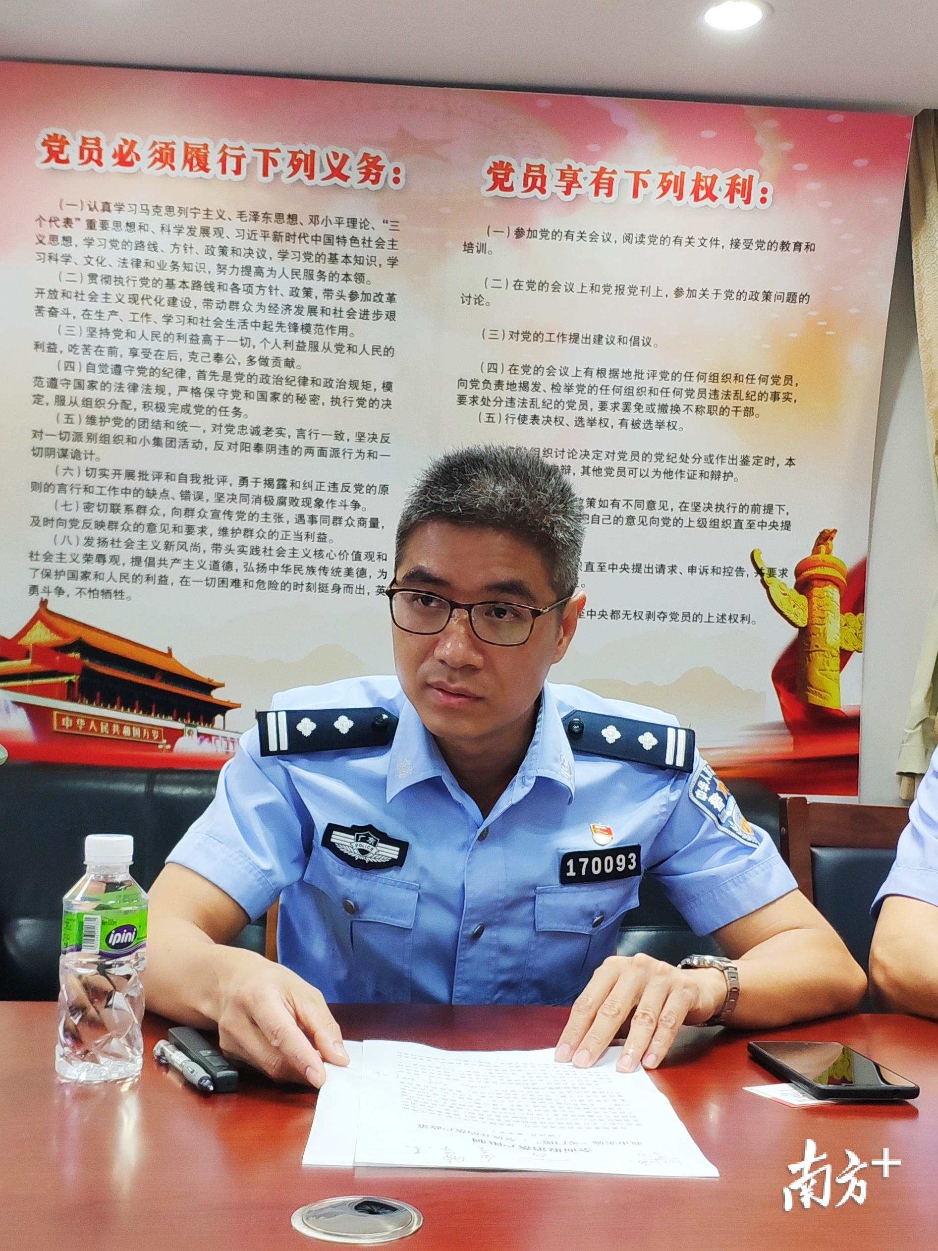 江门市公安局户政管理支队队长赵清源介绍落户政策。黄绍侦 摄