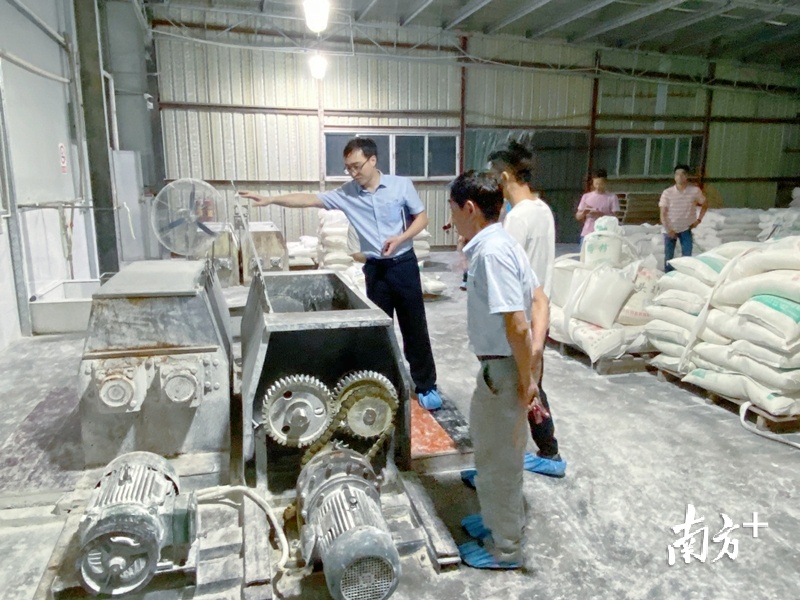 对需实质性审查的事项通过审批流程再造马上受理、马上启动选派专家评审程序，大幅压缩审批时限。图为专家组对食品生产企业进行现场评审，并出具全面评审报告。