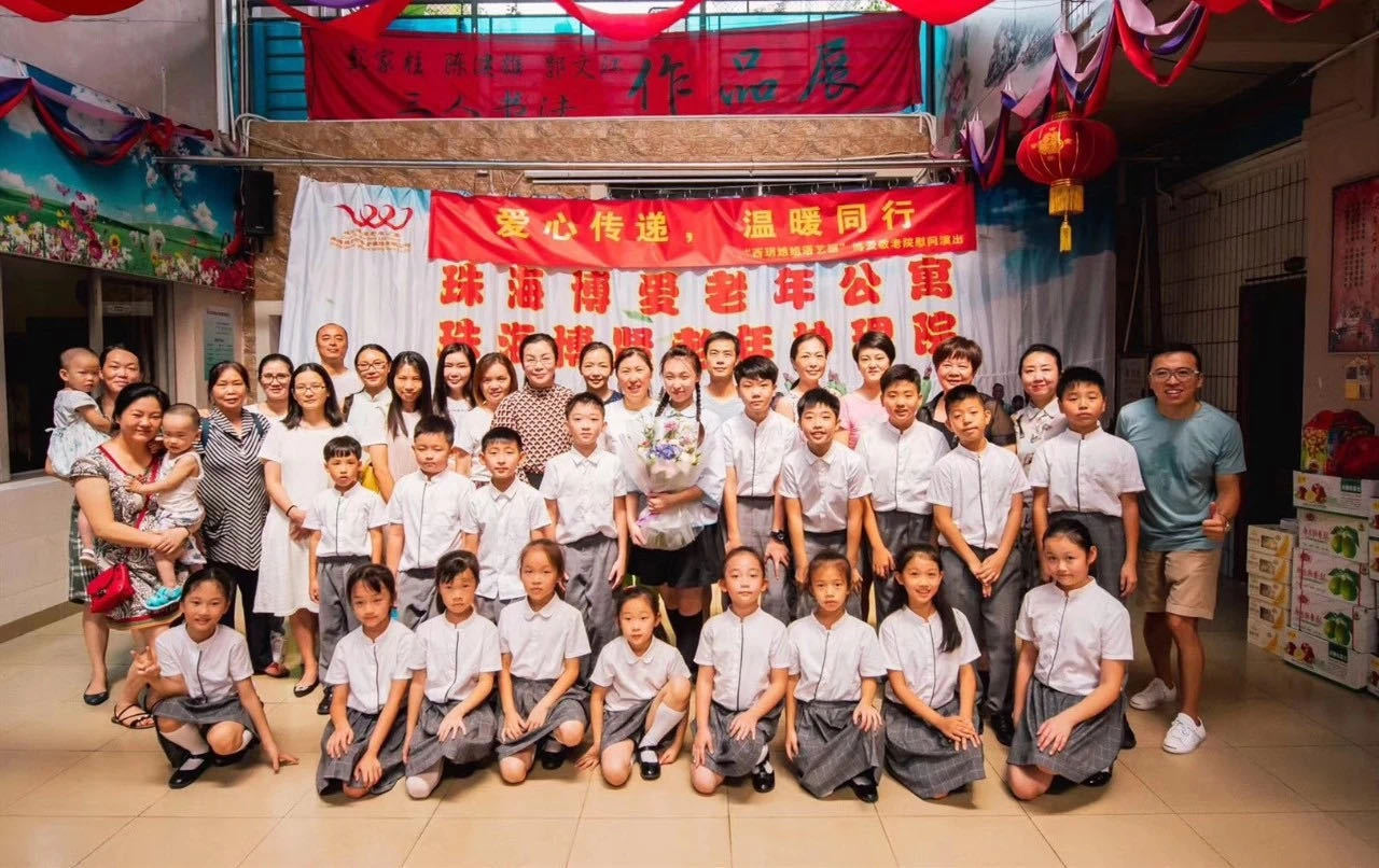 赵西玥带领孩子们到敬老院演出