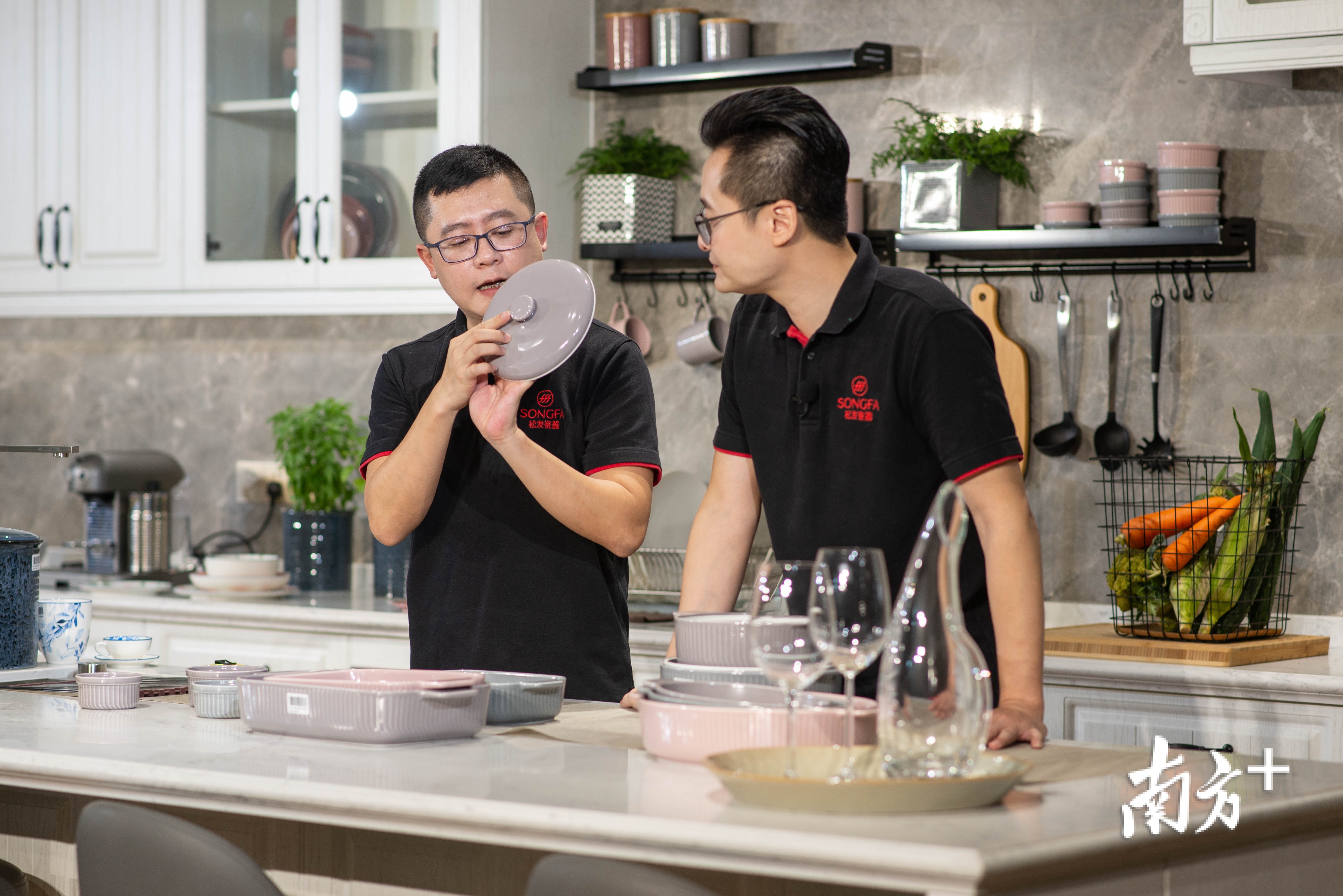 两位主播全英文介绍产品特色。