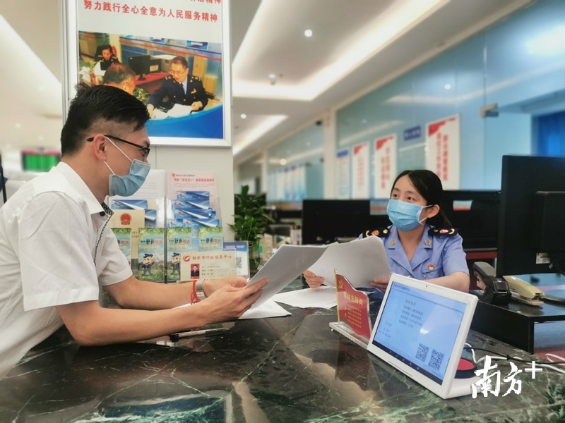 2020年新冠疫情期间，韶关市市场监管局采取“网上办理、建立绿道、容缺登记、质押融资、加强监管”五项暖企举措，力促全市复工复产加速度和市场主体培训。唐音 摄