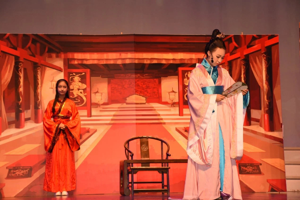 赵西玥（右）在舞台剧《屈原》中扮演郑袖