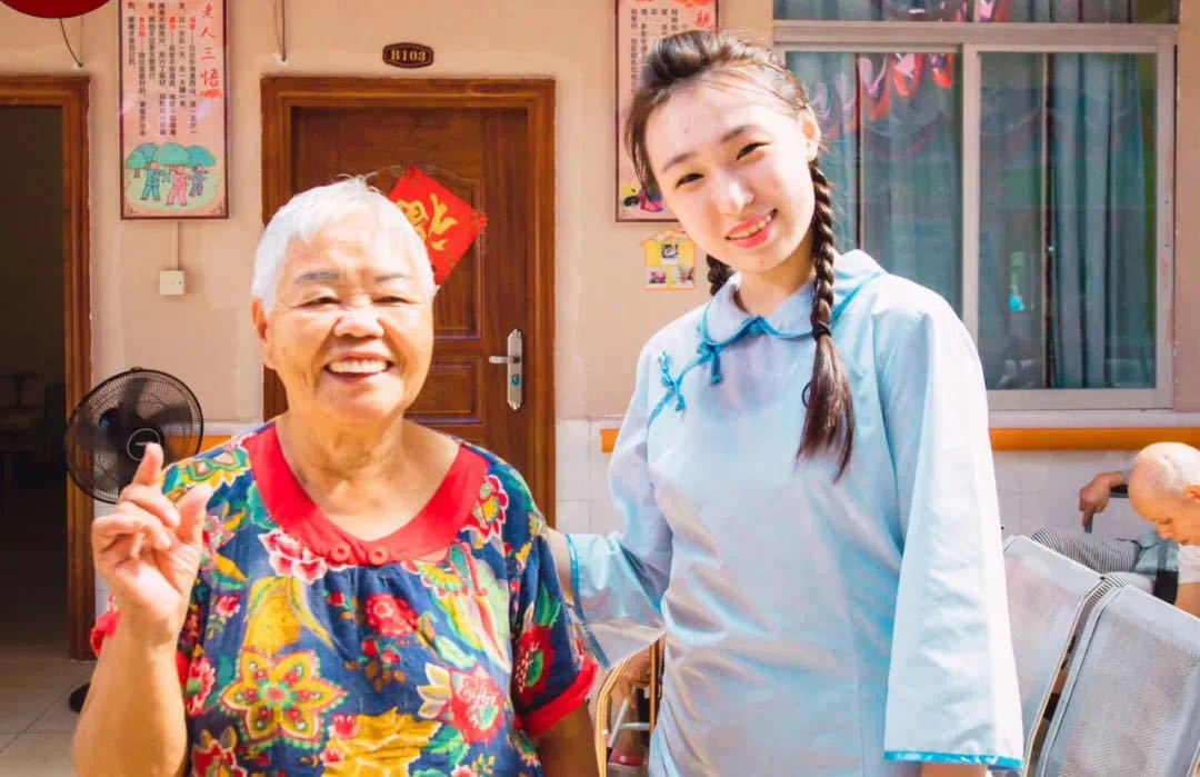 赵西玥和敬老院奶奶的合影