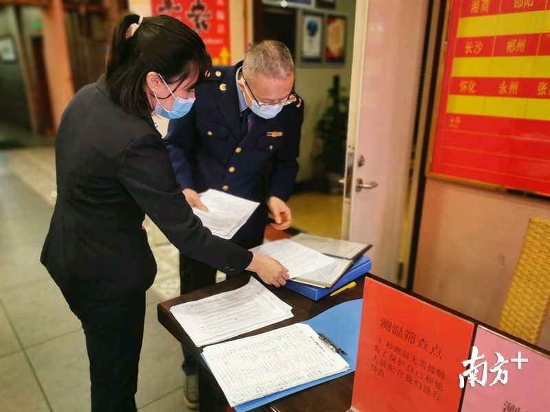 市场监管执法人员现场指导餐饮企业按疫情防控要求做好复工复业准备。唐音 摄
