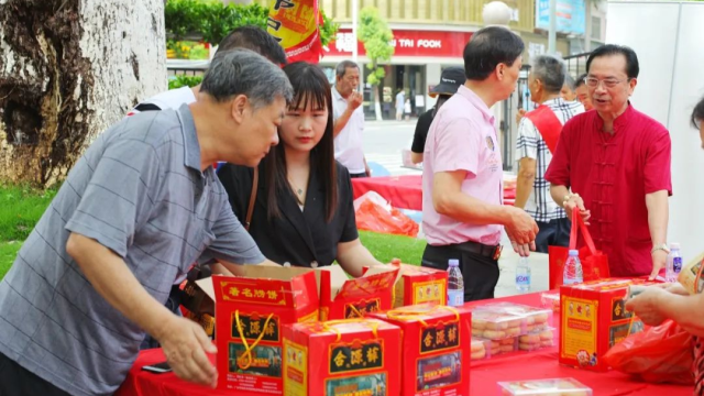 很多非遗传承人相约文光公园,书画家还现场挥毫泼墨……