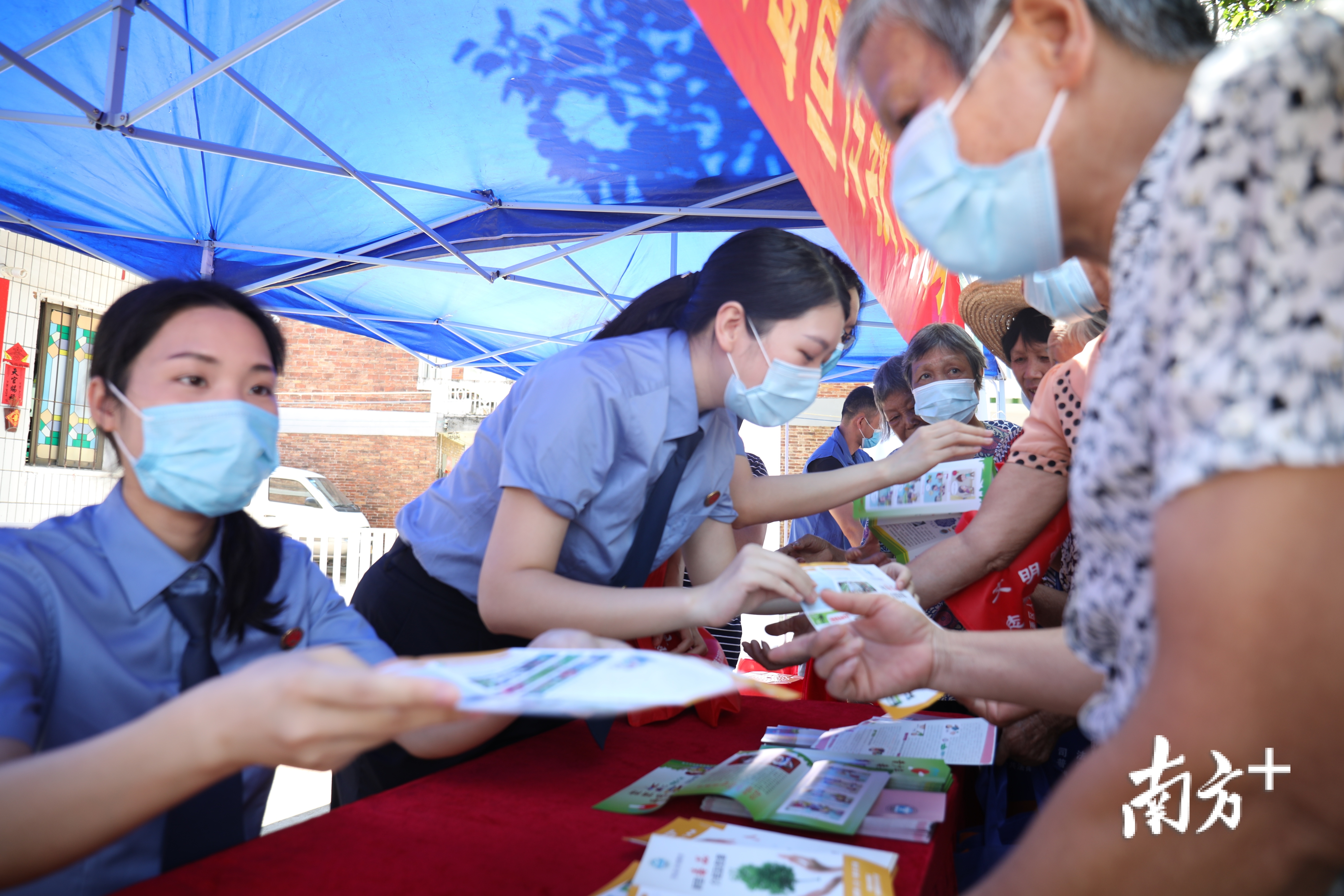 普法志愿者向居民宣讲法律知识。  唐锦洪 摄