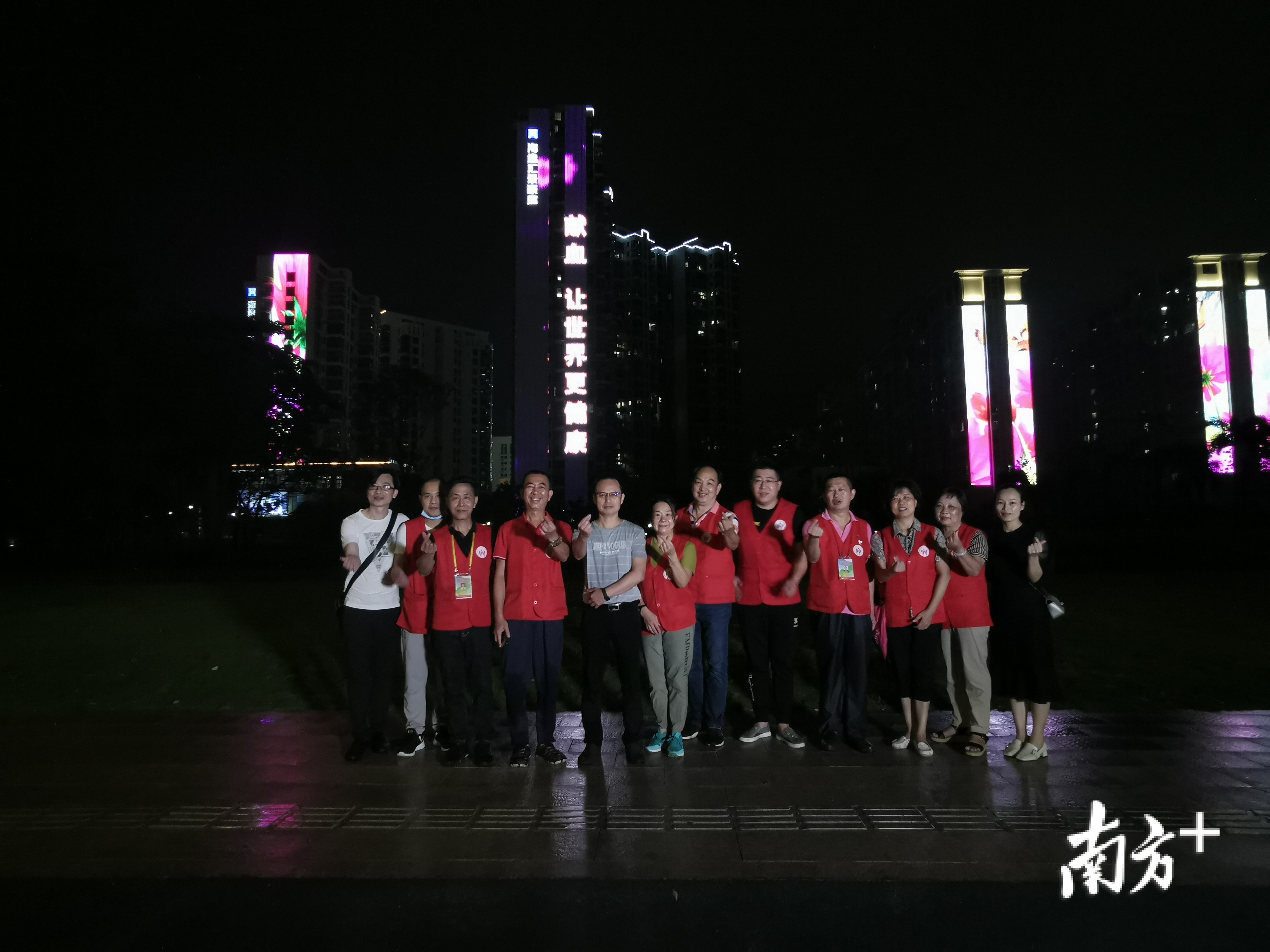 6月14日晚，海滨路海逸汇景豪庭为无偿献血志愿者亮起了灯。