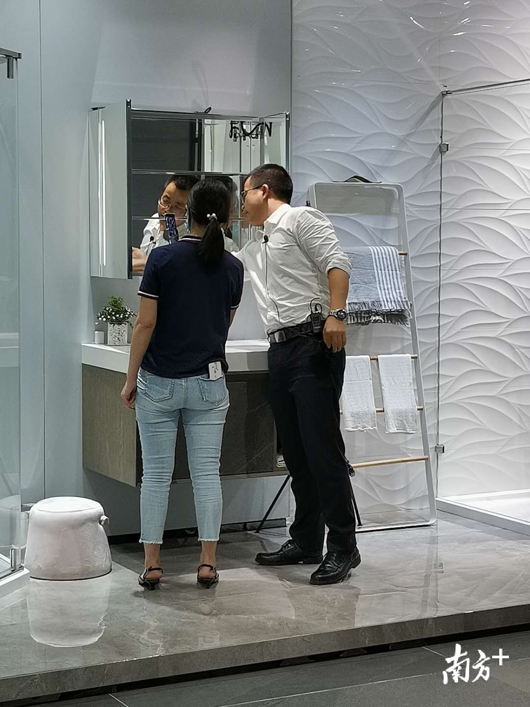 唐勇波正在直播介绍莱博顿此次参展的LED浴室镜柜产品。