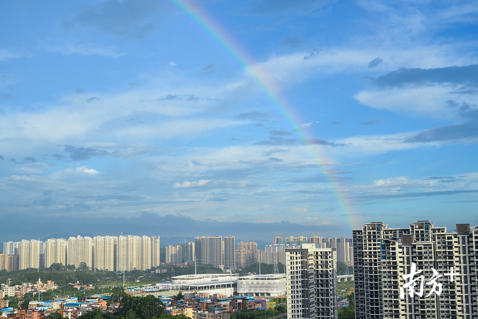 彩虹跨过广清城轨清远站上方天空。 记者 曾亮超 摄