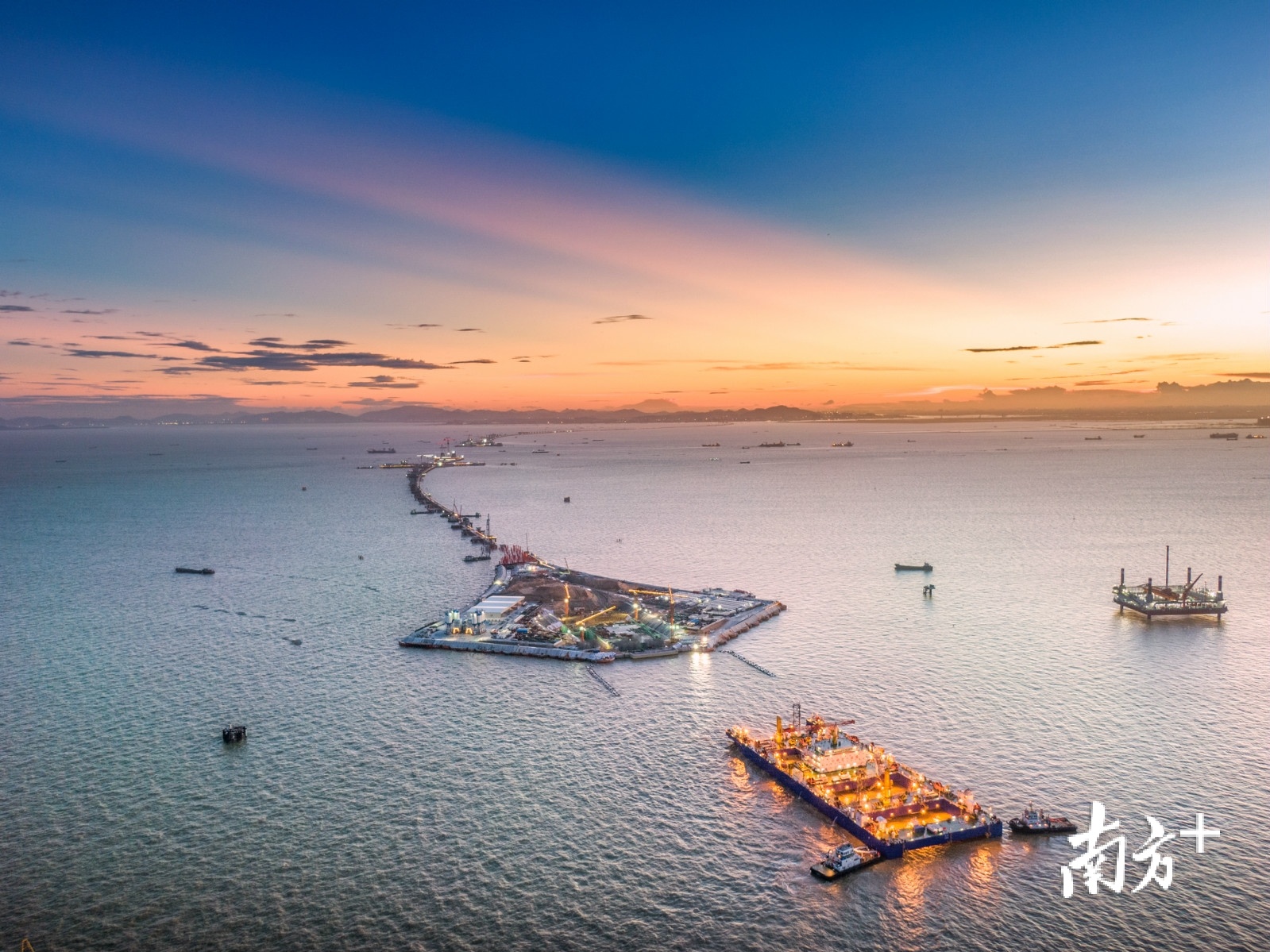 6月17日清晨,在经过5个小时的系泊后,E1管节开始正式沉放对接。深中通道管理中心供图 6月17日清晨,在经过5个小时的系泊后,E1管节开始正式沉放对接。深中通道管理中心供图