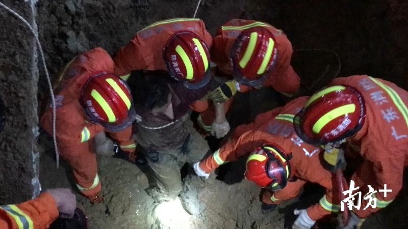 险！工地塌方致工人被埋压，东莞消防队员用铁锹和手刨挖救