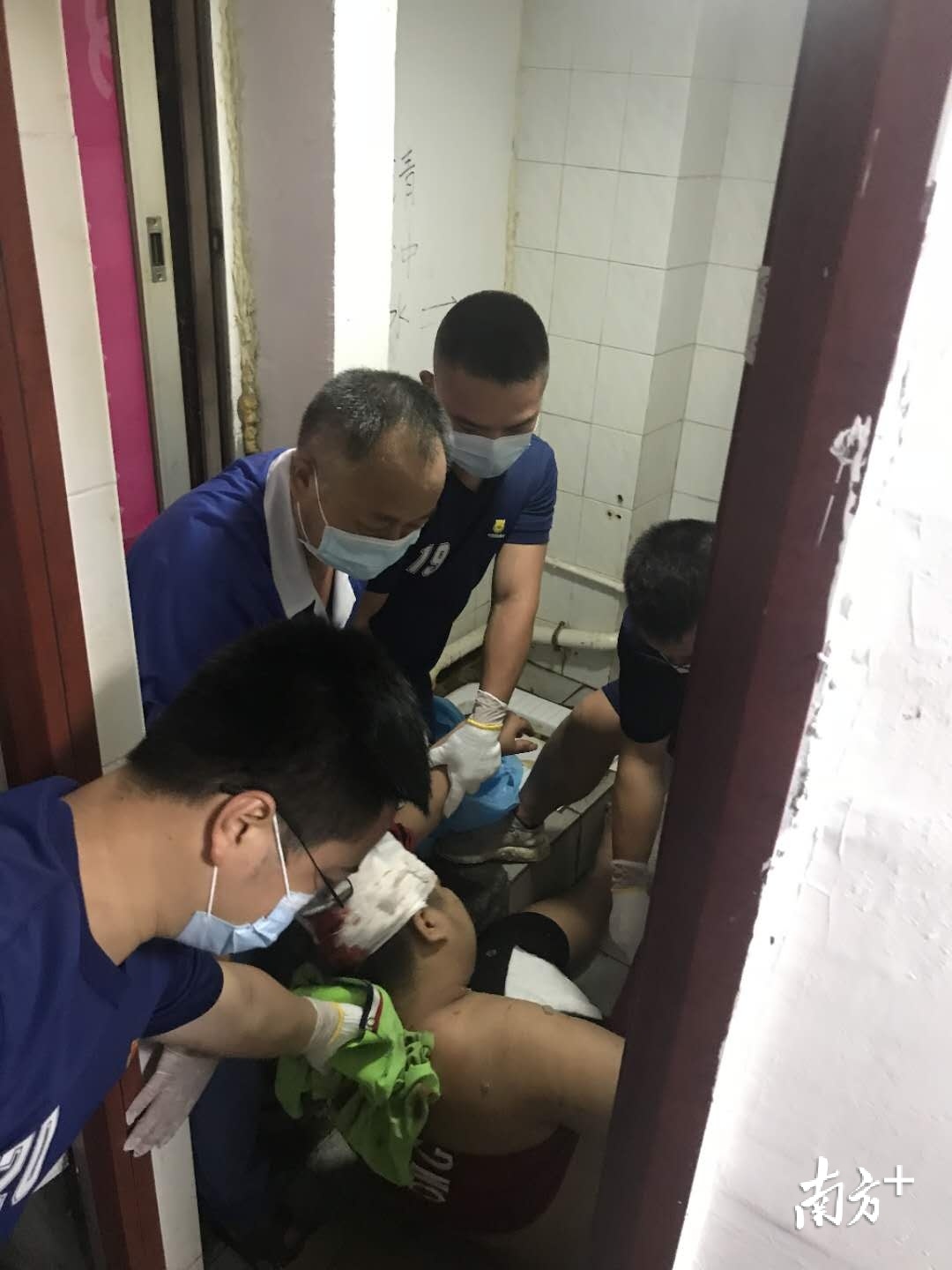 一醉汉撞破玻璃门受伤被困，东莞消防部门快速解救