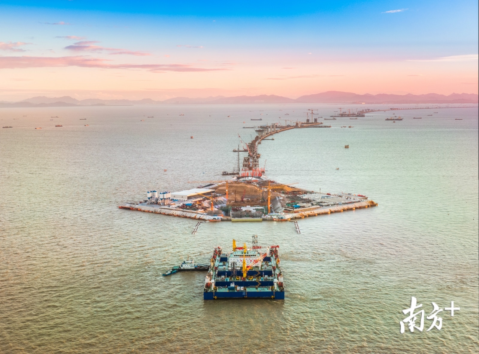 6月17日清晨,在经过5个小时的系泊后,E1管节开始正式沉放对接。深中通道管理中心供图 6月17日清晨,在经过5个小时的系泊后,E1管节开始正式沉放对接。深中通道管理中心供图