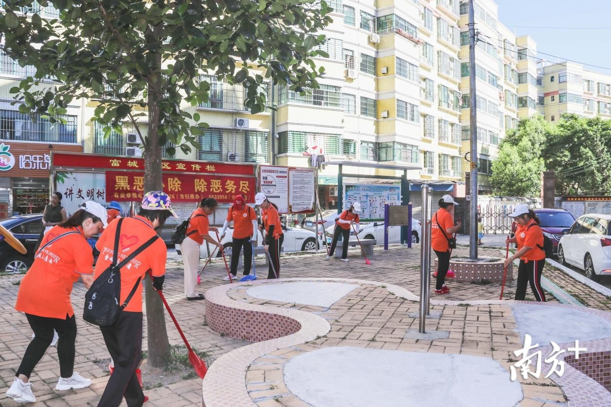 台城社区居民志愿服务队开展社区环境卫生整治活动。
