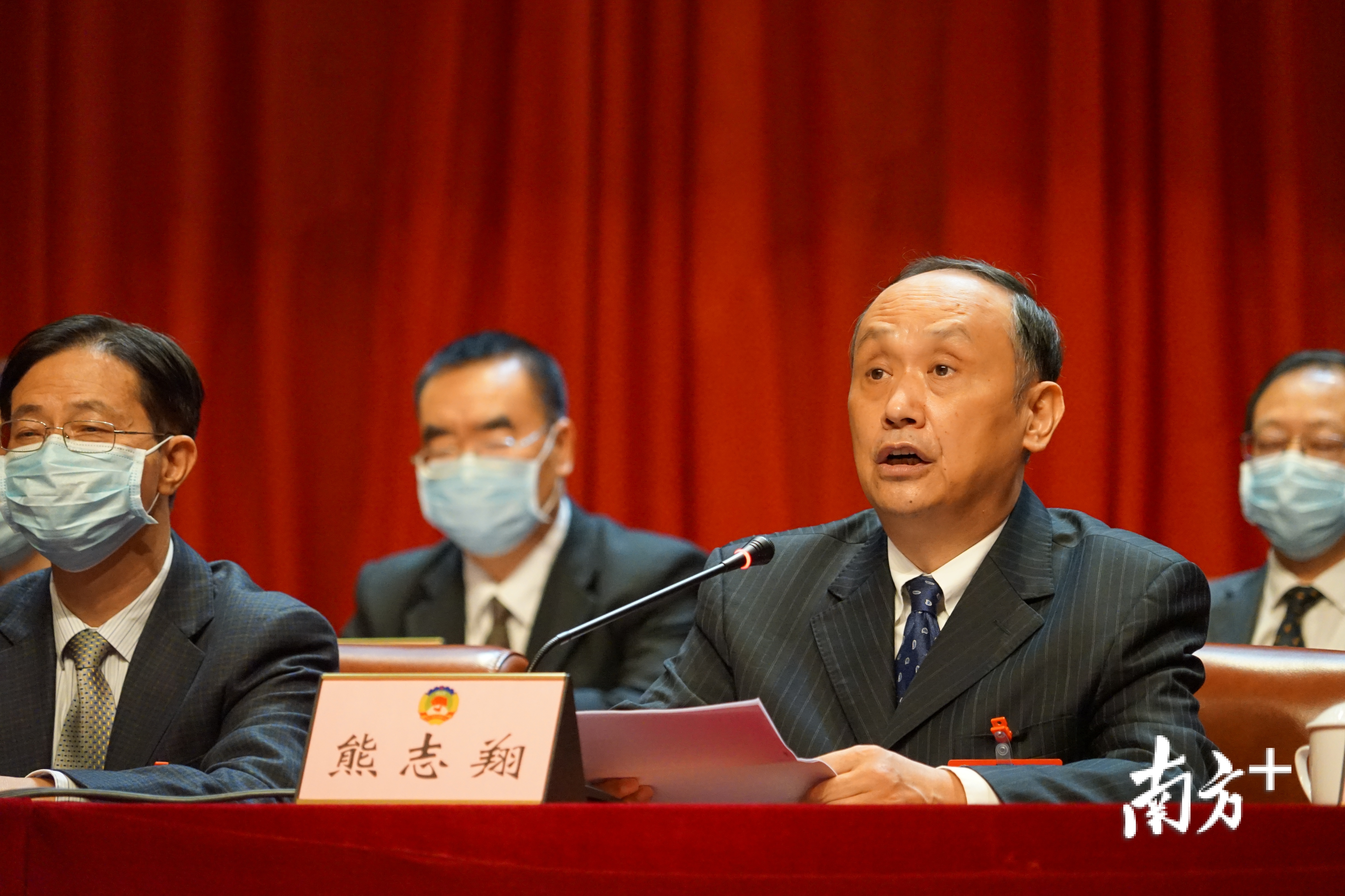 佛山市政协主席熊志翔在闭幕大会上作讲话。王谦 摄