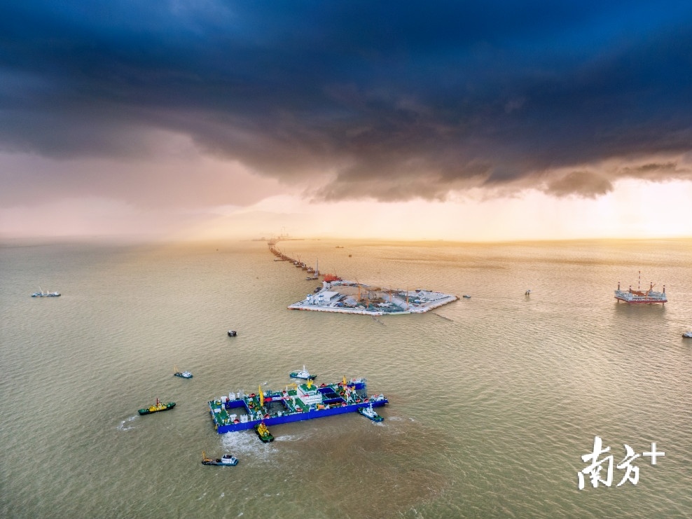 6月16日傍晚,在“一航津安1”沉管浮运安装一体船的提带下,E1管节驶向西人工岛。深中通道管理中心供图 6月16日傍晚,在“一航津安1”沉管浮运安装一体船的提带下,E1管节驶向西人工岛。深中通道管理中心供图