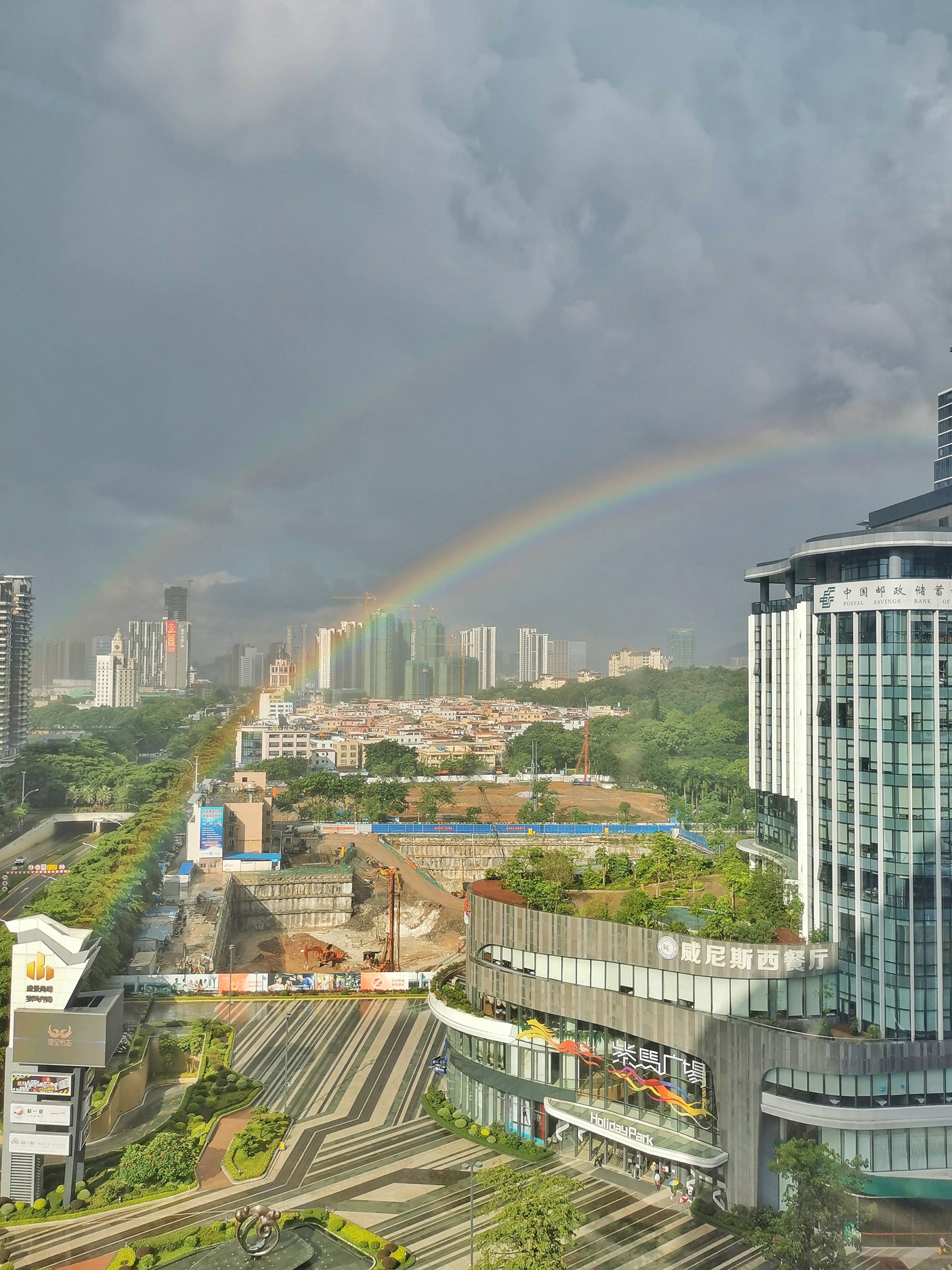 城市雨后彩虹图片