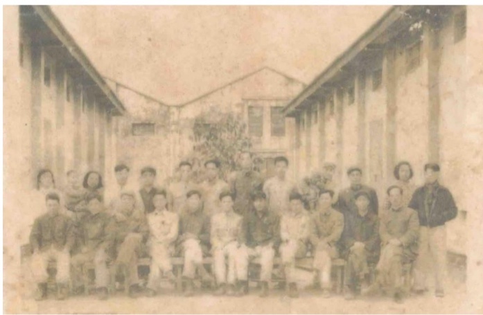 1958年2月摄于中堂粮所，前排右三为戴文斯
