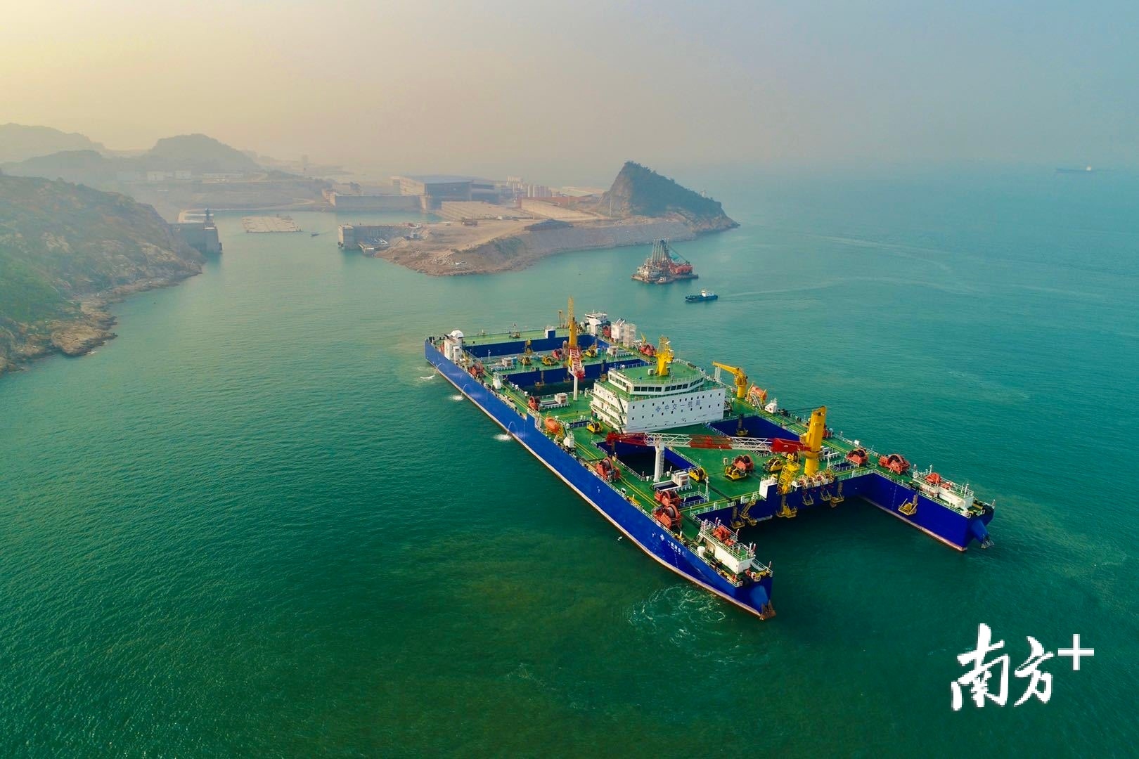 深中通道核心装备、世界首制自航式沉管运输安装一体船“一航津安1”。南方日报记者 石磊 摄 深中通道核心装备、世界首制自航式沉管运输安装一体船“一航津安1”。南方日报记者 石磊 摄