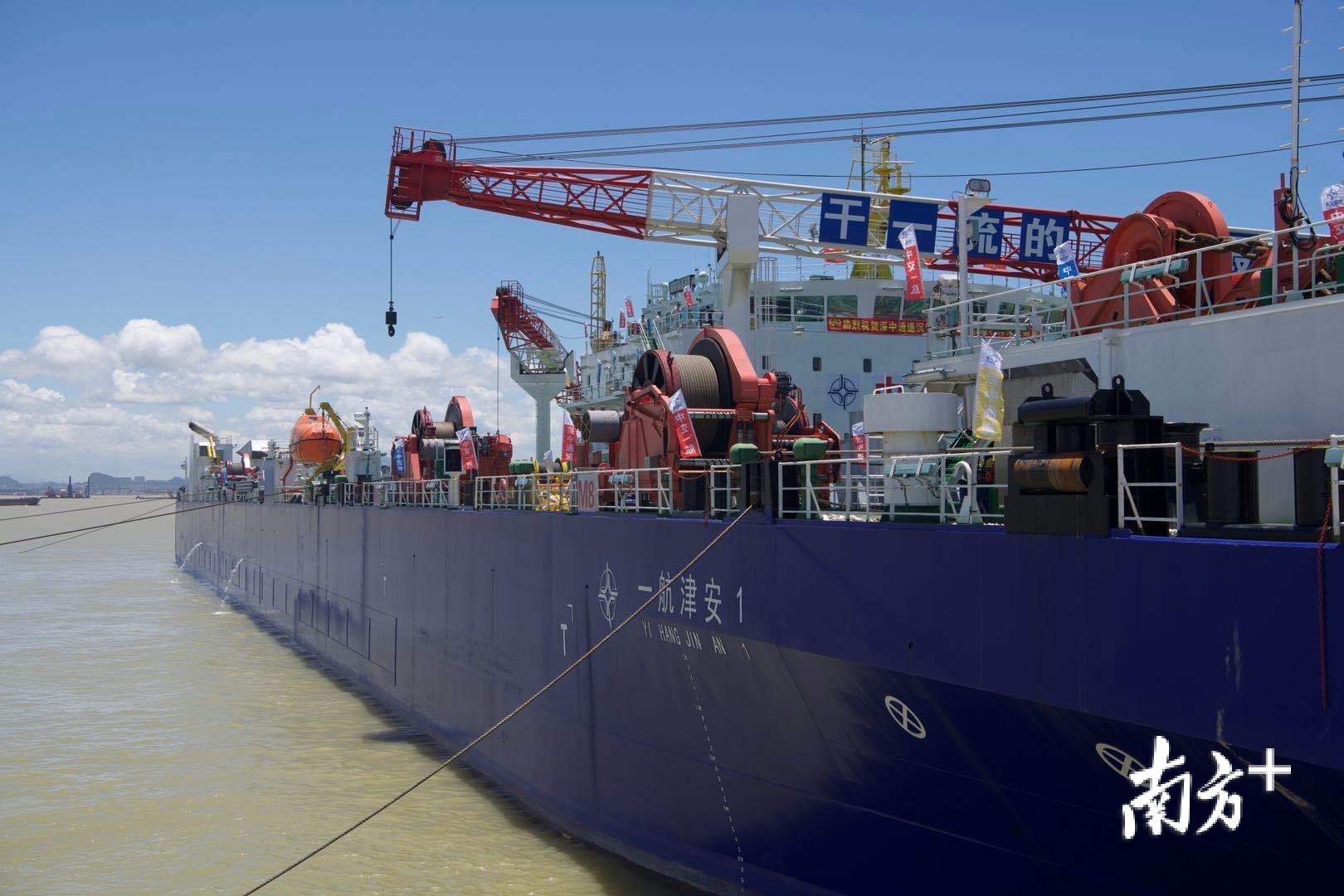 刚刚完成E1管节沉放安装任务的深中通道核心装备、世界首制自航式沉管运输安装一体船“一航津安1”。南方日报记者 徐昊 摄 刚刚完成E1管节沉放安装任务的深中通道核心装备、世界首制自航式沉管运输安装一体船“一航津安1”。南方日报记者 徐昊 摄