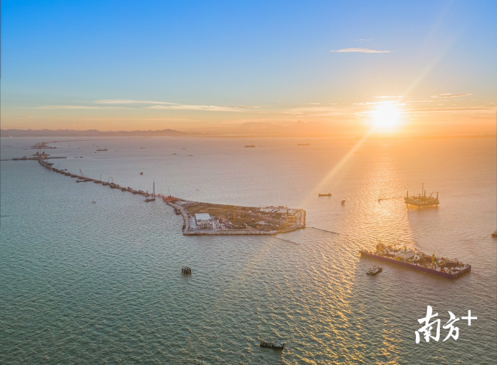 6月17日清晨,在经过5个小时的系泊后,E1管节开始正式沉放对接。深中通道管理中心供图 6月17日清晨,在经过5个小时的系泊后,E1管节开始正式沉放对接。深中通道管理中心供图