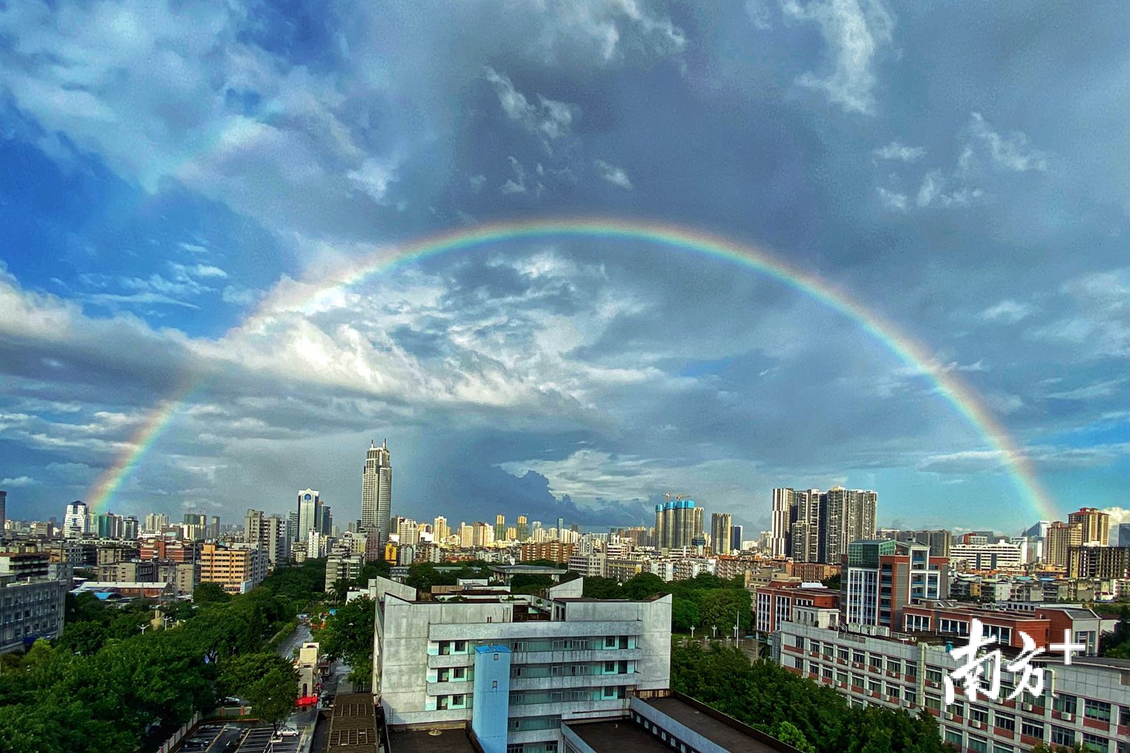 佛山拍客 柠檬绿茶 摄此种现象就是传说中的"霓虹",里面的彩虹叫"虹"