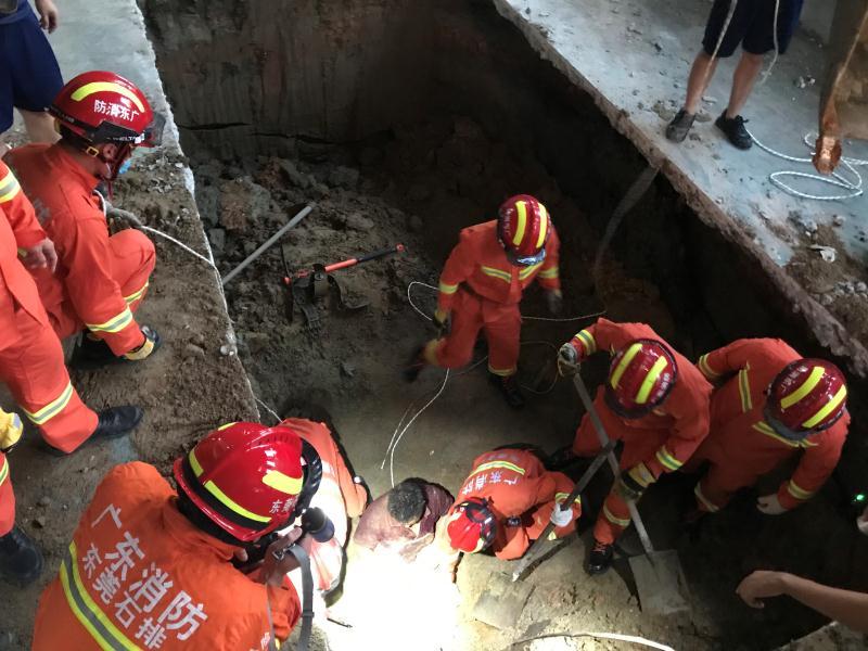 险！工地塌方致工人被埋压，东莞消防队员用铁锹和手刨挖救