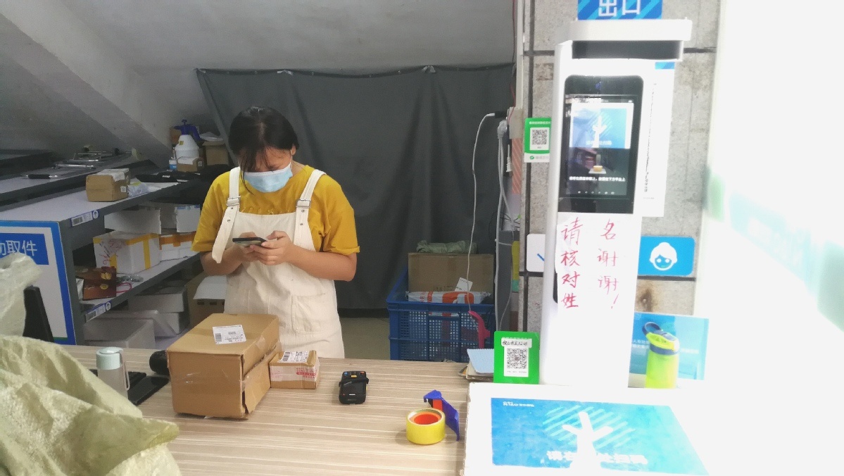 右侧为高清识别系统,方便市民自助取件出站。 右侧为高清识别系统,方便市民自助取件出站。