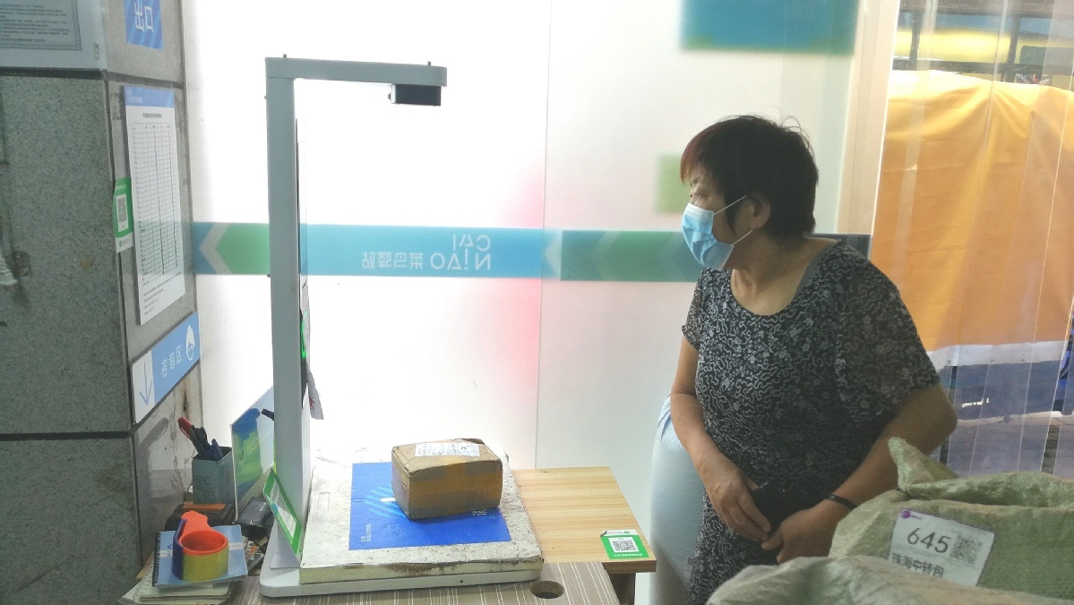 几秒钟就完成录入,一扫即出站,市民取件摆脱人工模式。 几秒钟就完成录入,一扫即出站,市民取件摆脱人工模式。