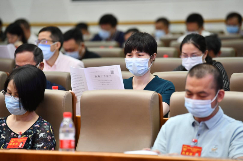 今年的佛山市政府工作报告为全年发展指明了方向。南方日报记者 戴嘉信 摄