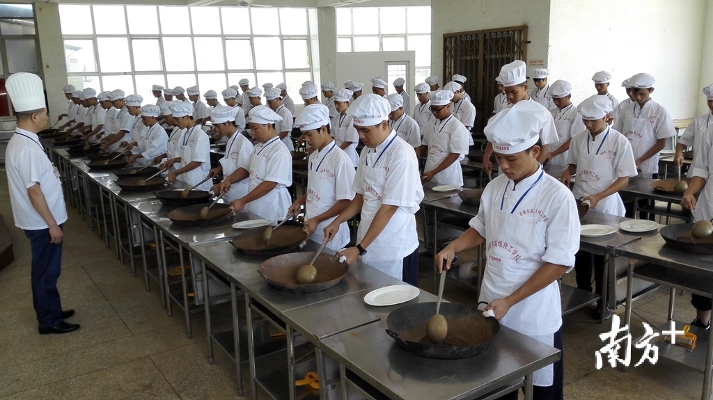 烹调专业学生在实训室进行实训。受访者供图