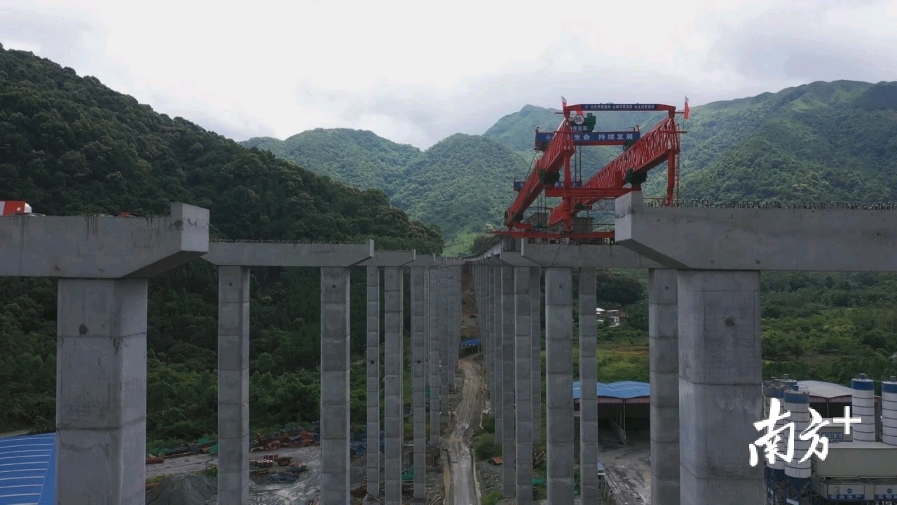 隧道贯通后,将为大石田特大桥的梁体架设、材料运输、路面施工打开通道。