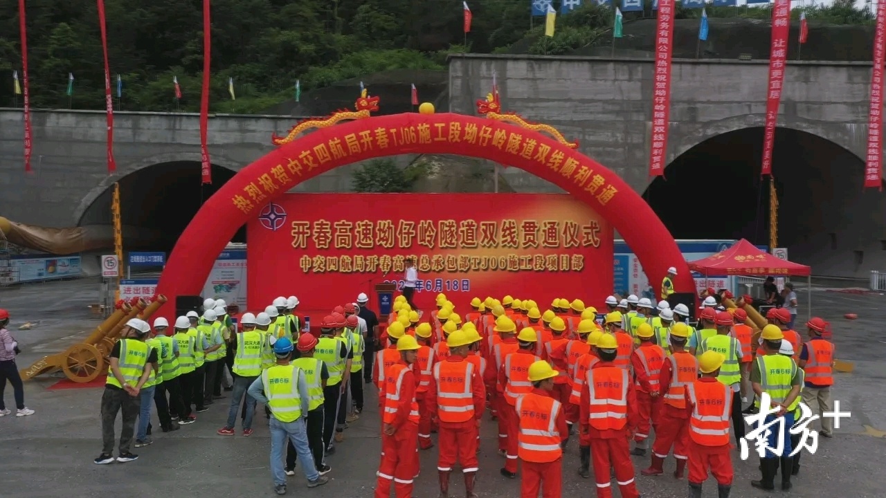 贯通仪式上,鞭炮同响,礼炮齐鸣。